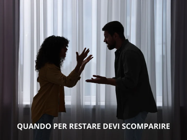 Donna sola emotivamente in una relazione, simbolo della svalutazione emotiva e della mancanza di ascolto nella coppia.