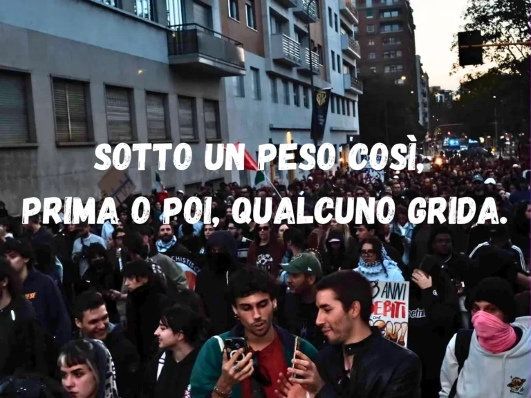 Manifestazione nelle piazze italiane, simbolo delle proteste sociali, del bisogno di ascolto e della ricerca di dignità.